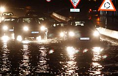 La lluvia anega carreteras en Madrid y provoca medio centenar de salidas de los bomberos