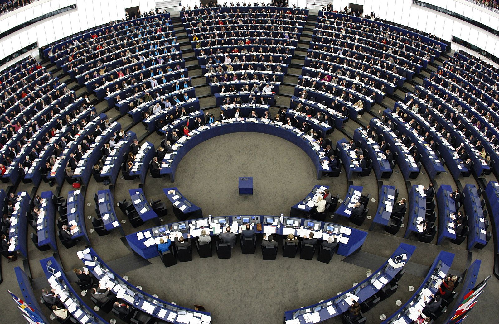 Miembros del Parlamento Europeo votan sobre la libertad de información en Italia.