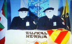 Hallan en el apartamento alquilado por Elizarán el 'atrezo' que ETA usa en sus apariciones públicas