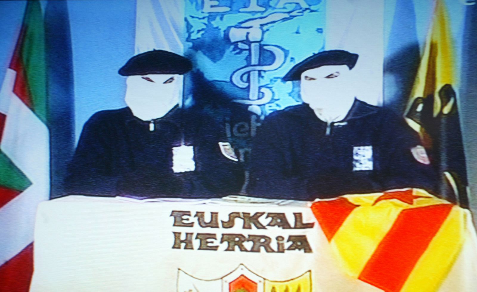 Dos etarras leen un comunicado por televisión el 18 de febrero de 2004.