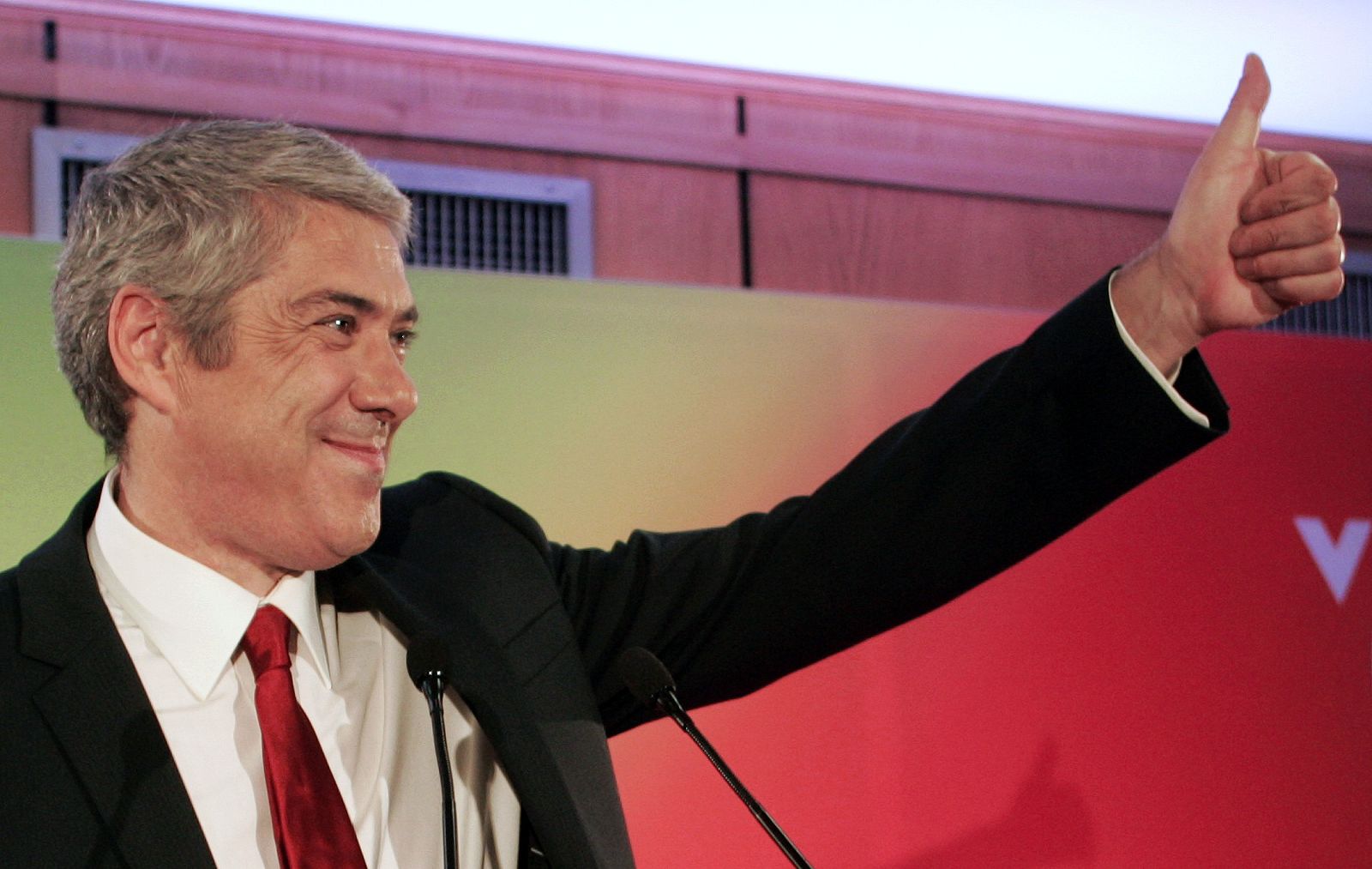 El primer ministro de Portugal, José Sócrates, celebra su victoria en las últimas elecciones.