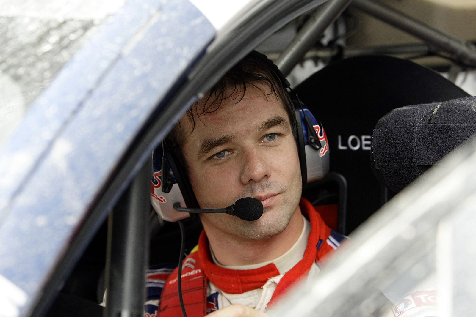 El francés Sebastien Loeb disputa en Cardiff, Gales (Reino Unido) el rally de Gran Bretaña