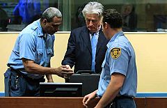 El boicot de Karadzic amenaza con estancar su juicio por crímenes de guerra