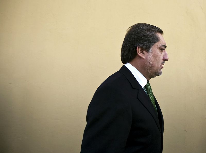 El rival de Karzai exige el cese del jefe de la comisión electoral para participar en las elecciones