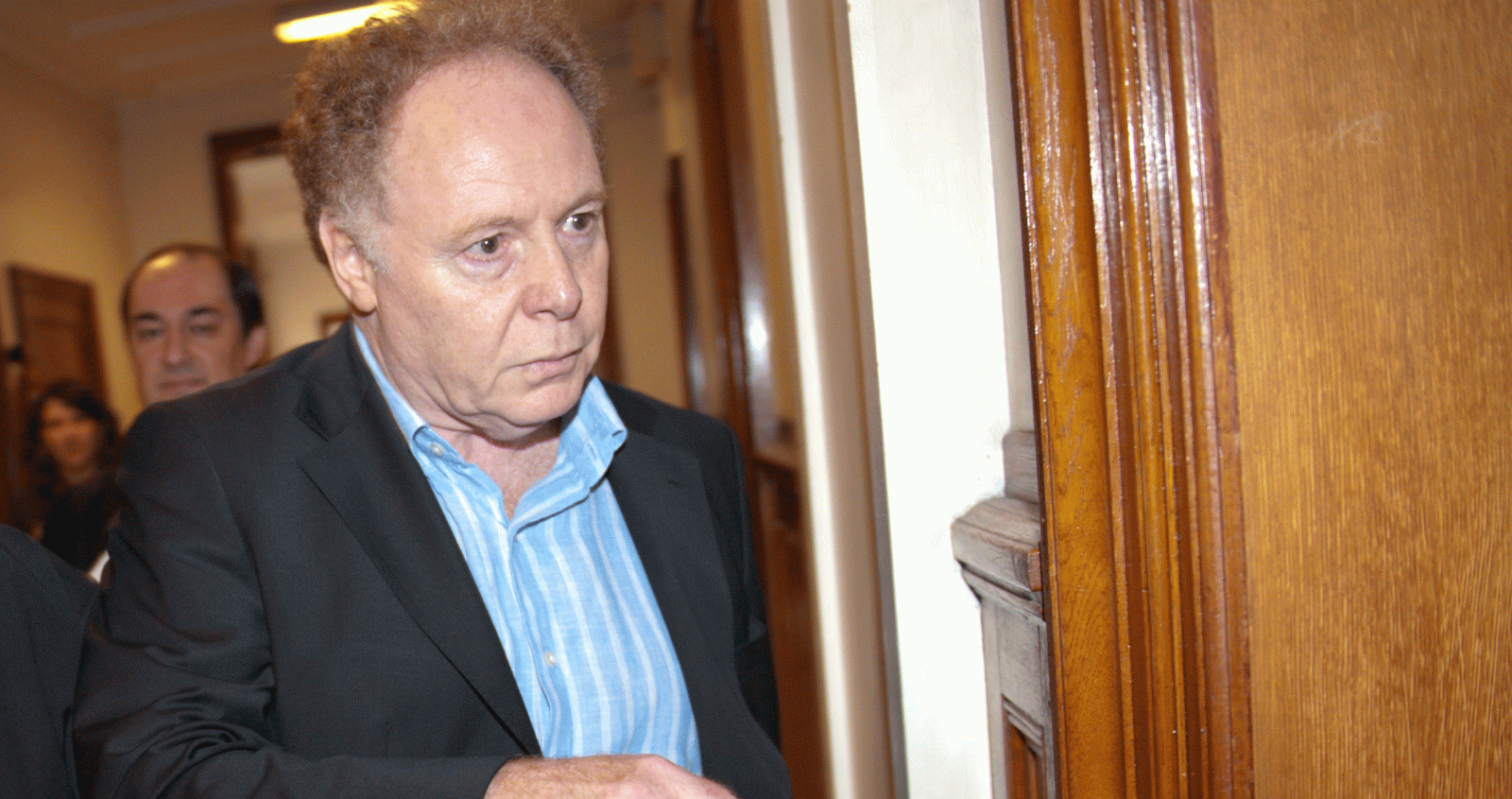 El jefe de la Iglesia de la Cienciología francesa, Alain Rosenberg abandonando los juzgados de París.