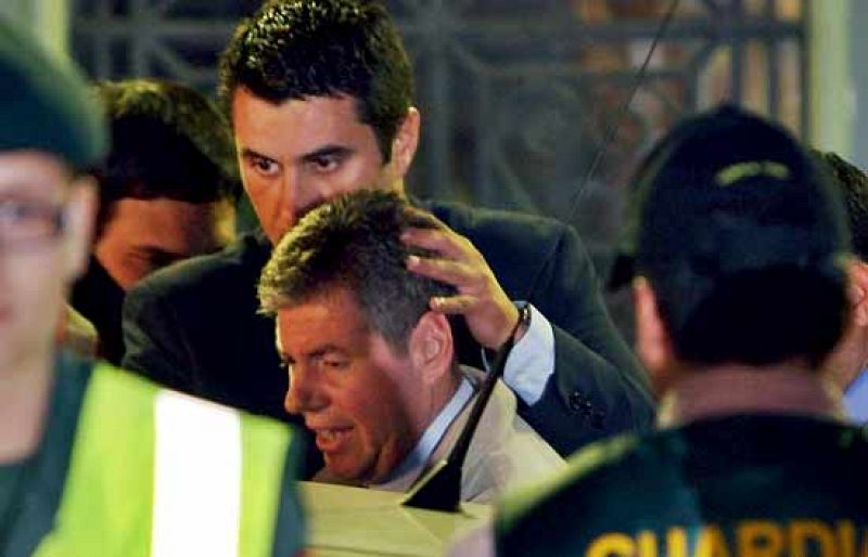 Los detenidos salen del Ayuntamiento de Santa Coloma entre insultos