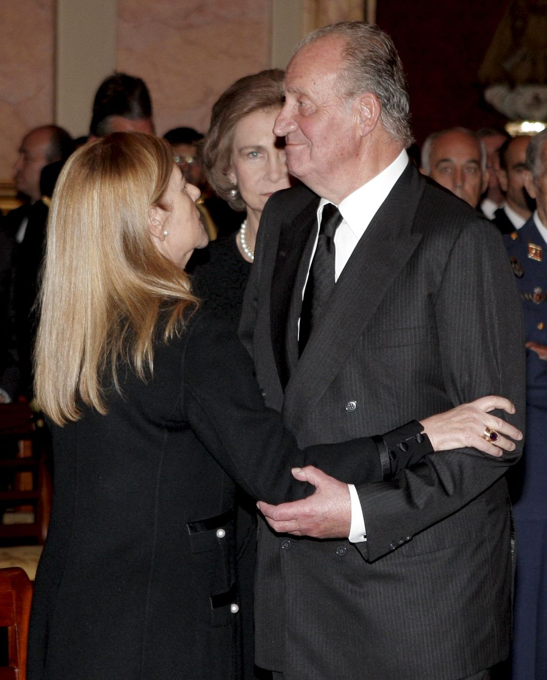 La Familia Real al completo asiste al funeral por el ex jefe de la Casa del Rey Sabino Fernández Campo