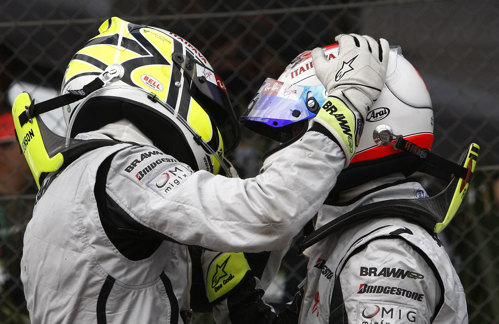 Jenson Button se abraza con su compañero Rubens Barrichello después de proclamarse campeón matemático del Mundial en el GP de Brasil