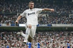 Higuaín rescata al Madrid