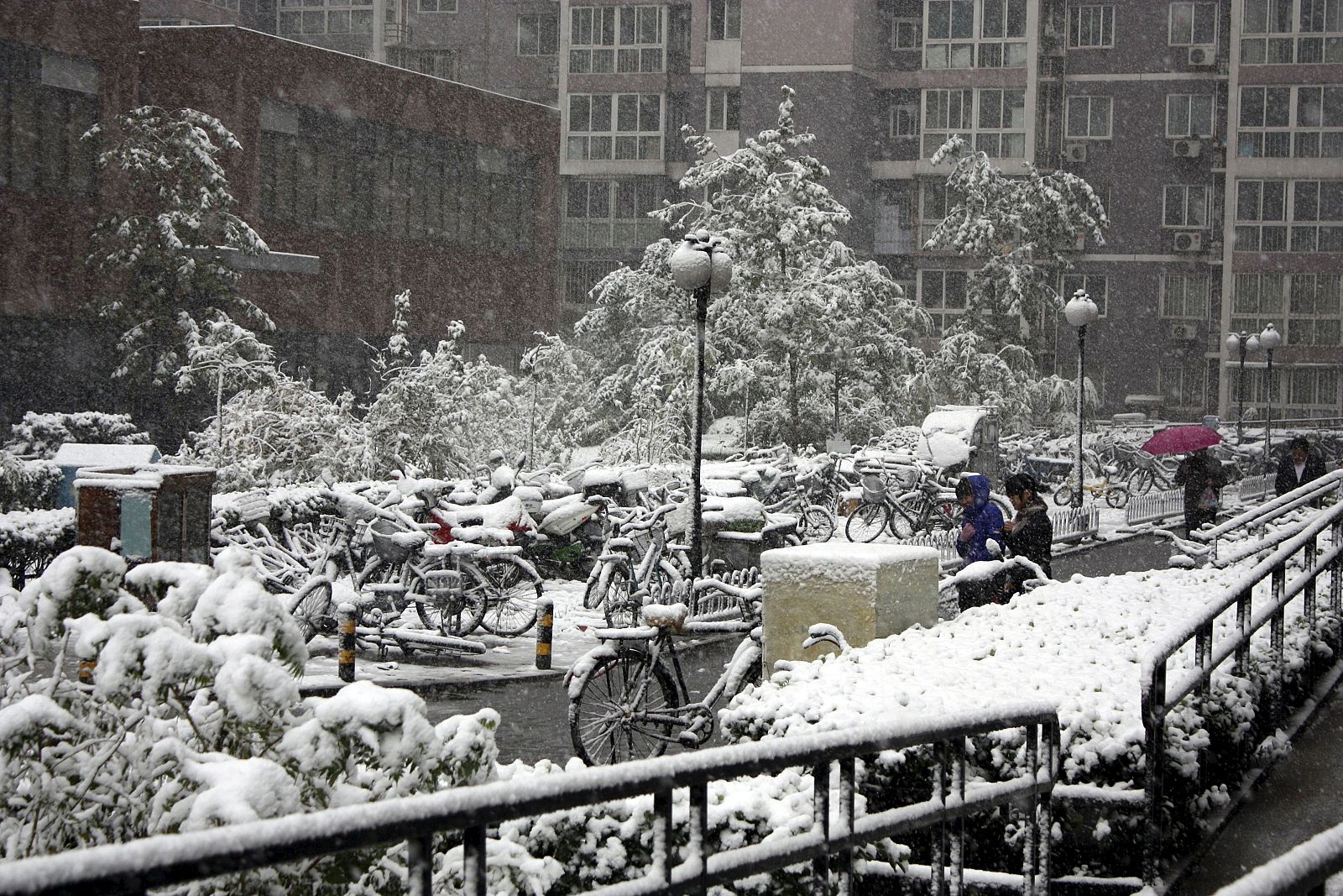 PEKÍN AMANECE CON PRIMERA NIEVE ARTIFICIAL DEL OTOÑO PARA ALIVIAR LA SEQUÍA