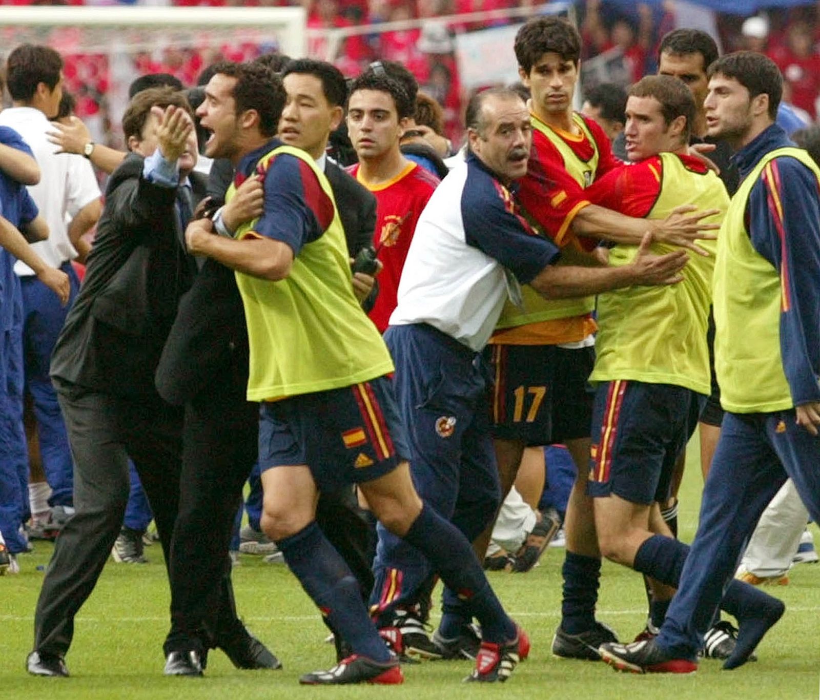 Los jugadores de la selección discuten con el árbitro tras la derrota ante Corea en el Mundial de 2002
