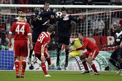 El CSKA perdona y clasifica al United