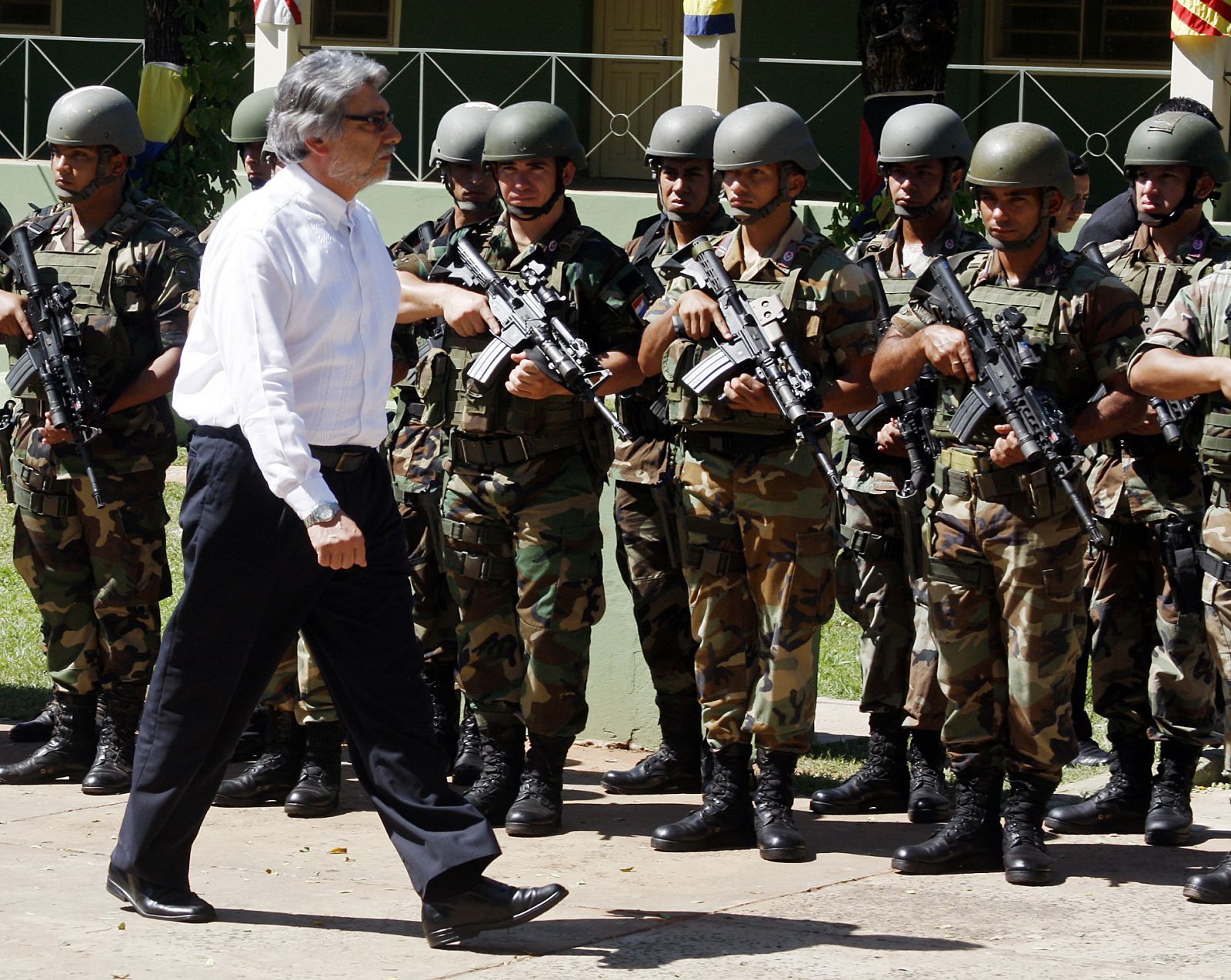Fernando Lugo pasa revista a los soldados