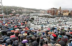 Miles de personas exigen en Bermeo la liberación de los secuestrados en el Alakrana