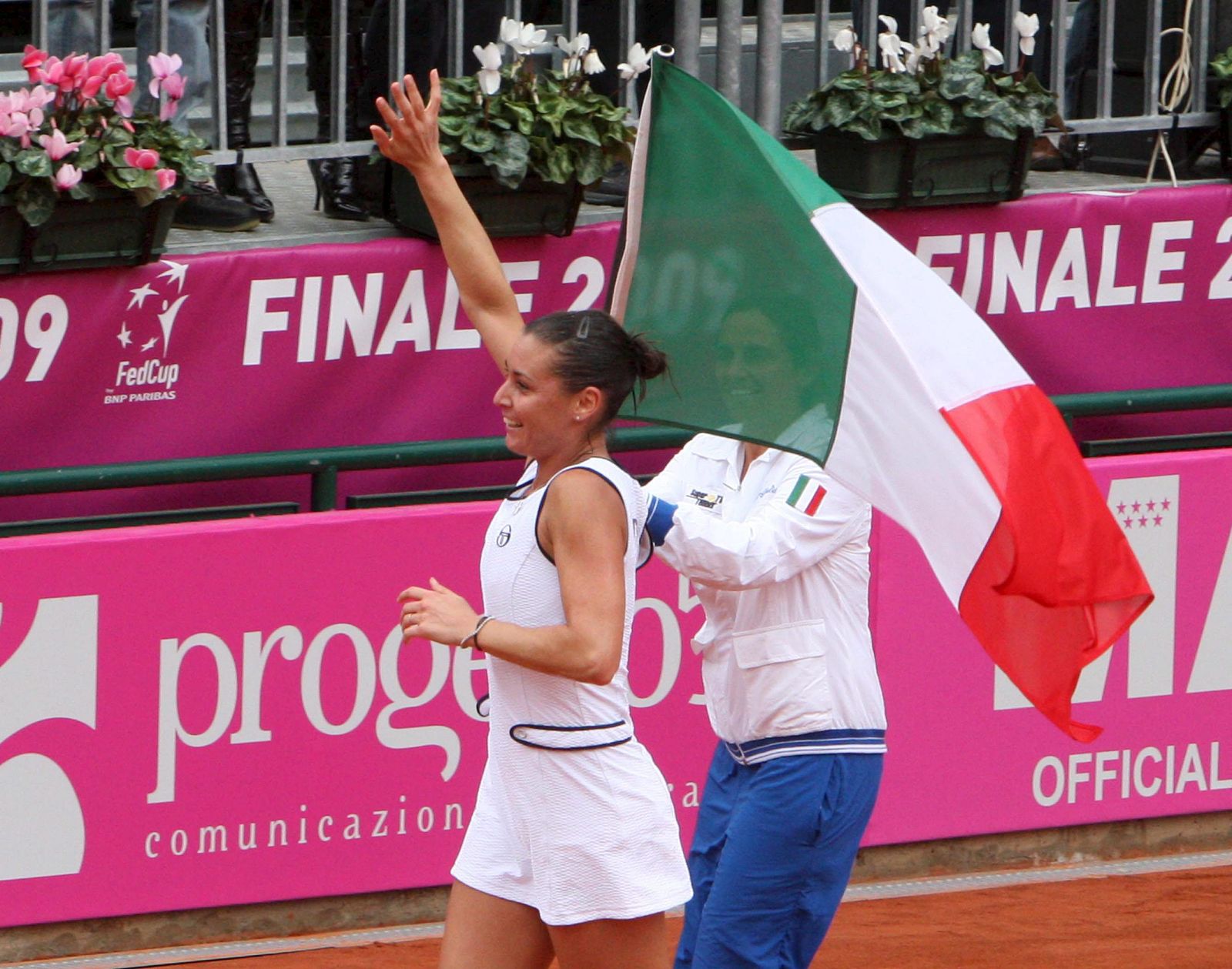 La tenista italiana Flavia Penneta celebra la victoria de su país en la final de la Copa Federación