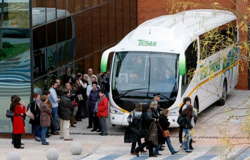 Zapatero explica a los familiares que el Gobierno "trabaja intensamente" para liberar al Alakrana