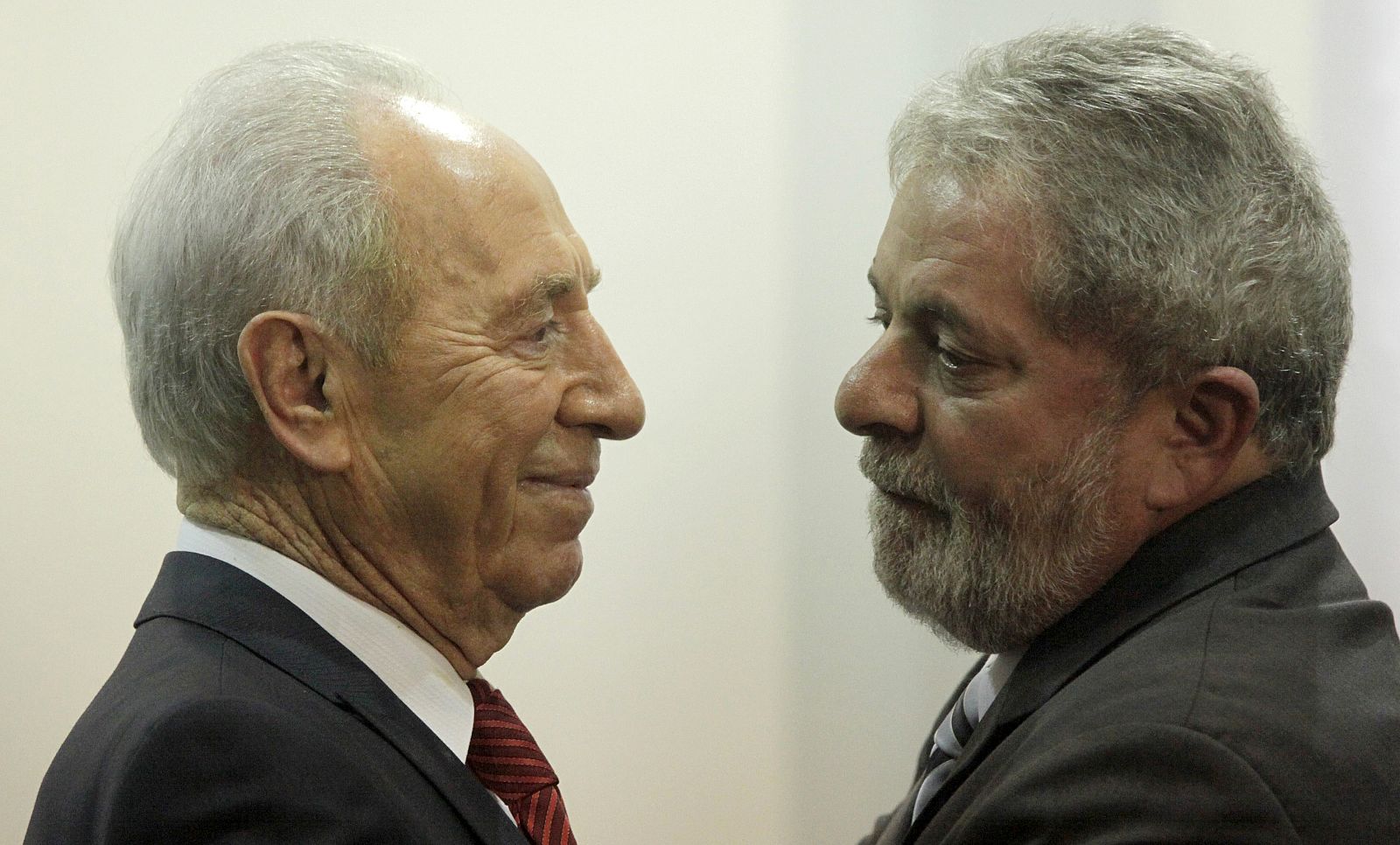 Israel's President Shimon Peres smiles at Brazil's President Luiz Inacio Lula da Silva after a meeting in Brasilia