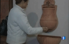 Un dispensador de agua bendita electrónico, el último invento para combatir la gripe A