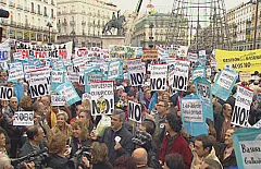 Miles de personas piden la retirada de la tasa de basuras en Madrid