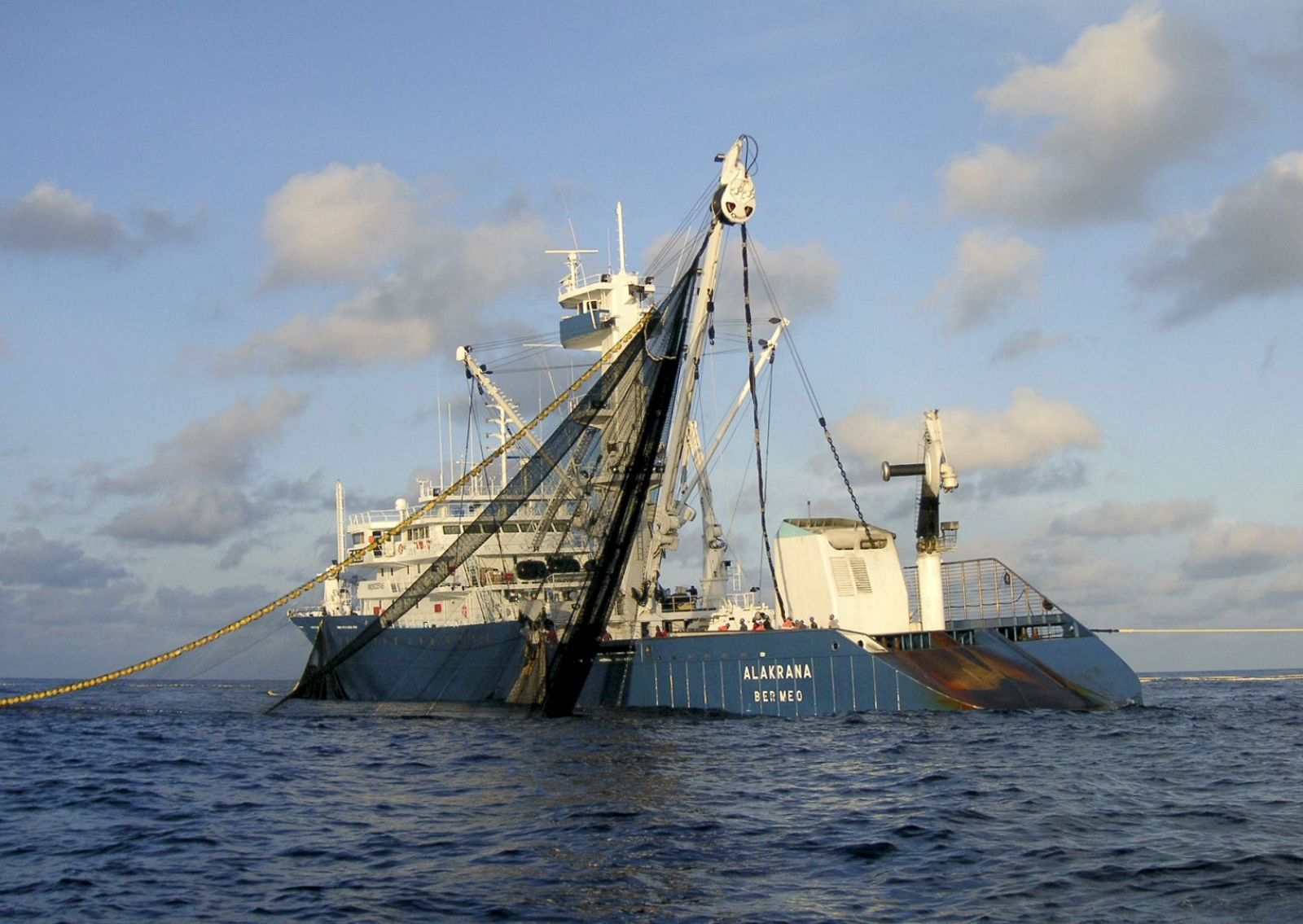 PIRATAS AMENAZAN CON REPRESALIAS SI SE INTENTA EL RESCATE DEL ALAKRANA