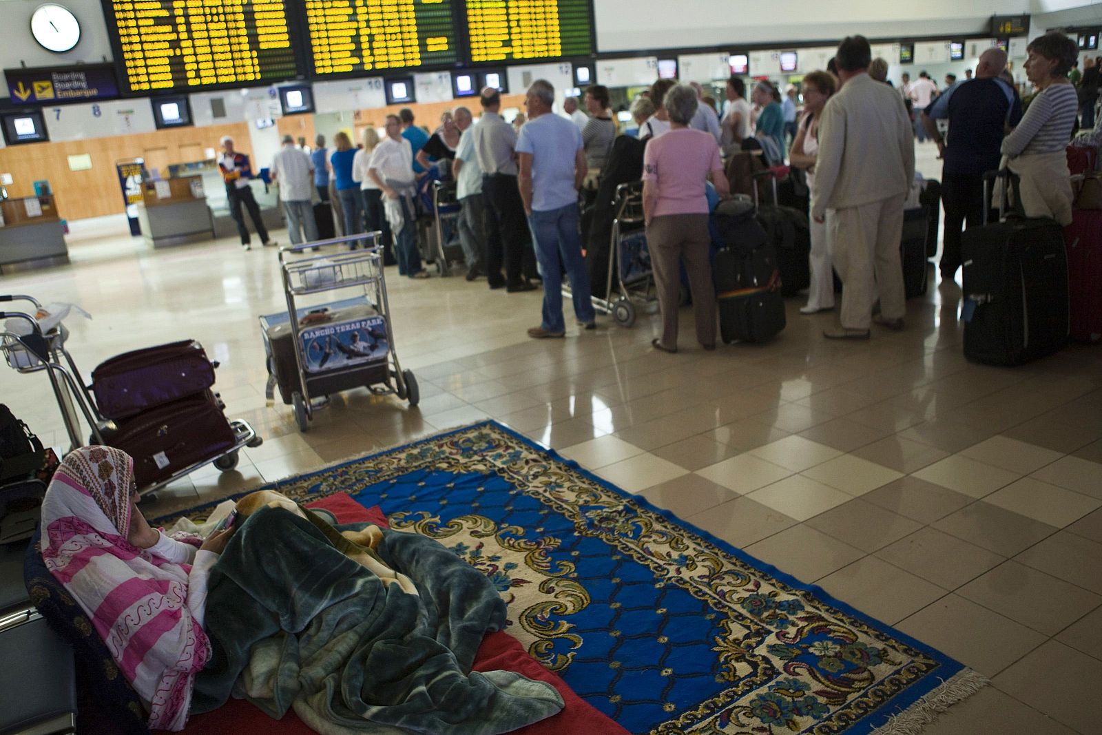 La activista saharaui Aminatu Haidar durante su huelga de hambre en el aeropuerto de Lanzarote en las Islas Canarias