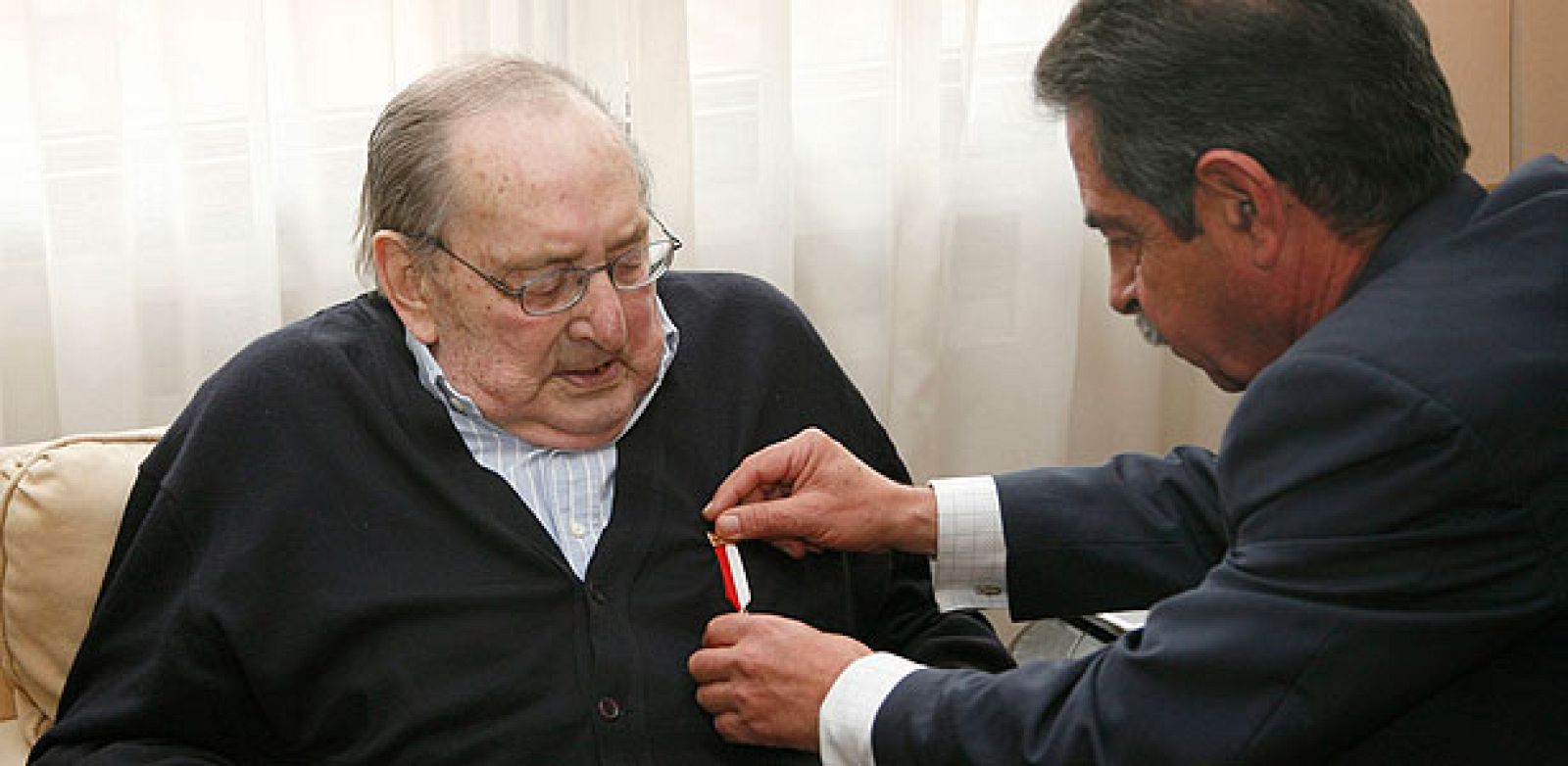 El escritor Miguel Delibes ha recibido la Medalla de Oro al mérito turístico de Cantabria