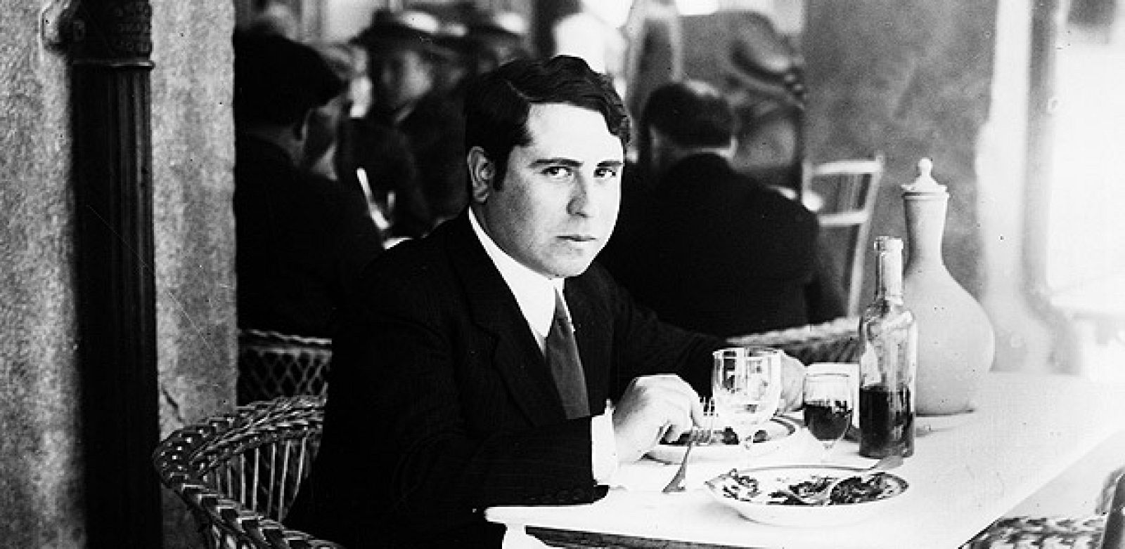 Serna almuerza en una terraza de Madrid en los años 30