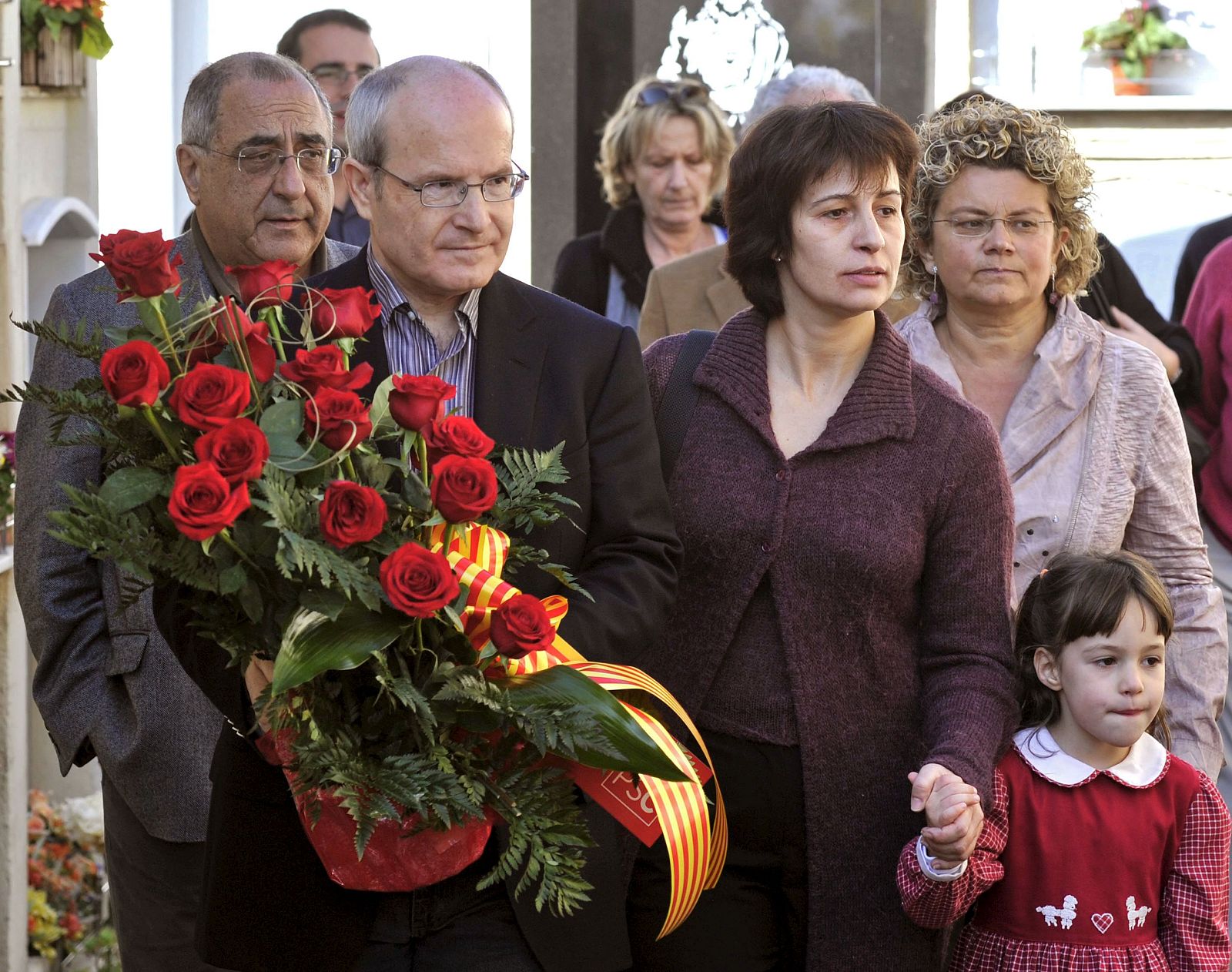 OFRENDA FLORAL DE JOSÉ MONTILLA EN LA TUMBA DE ERNEST LLUCH