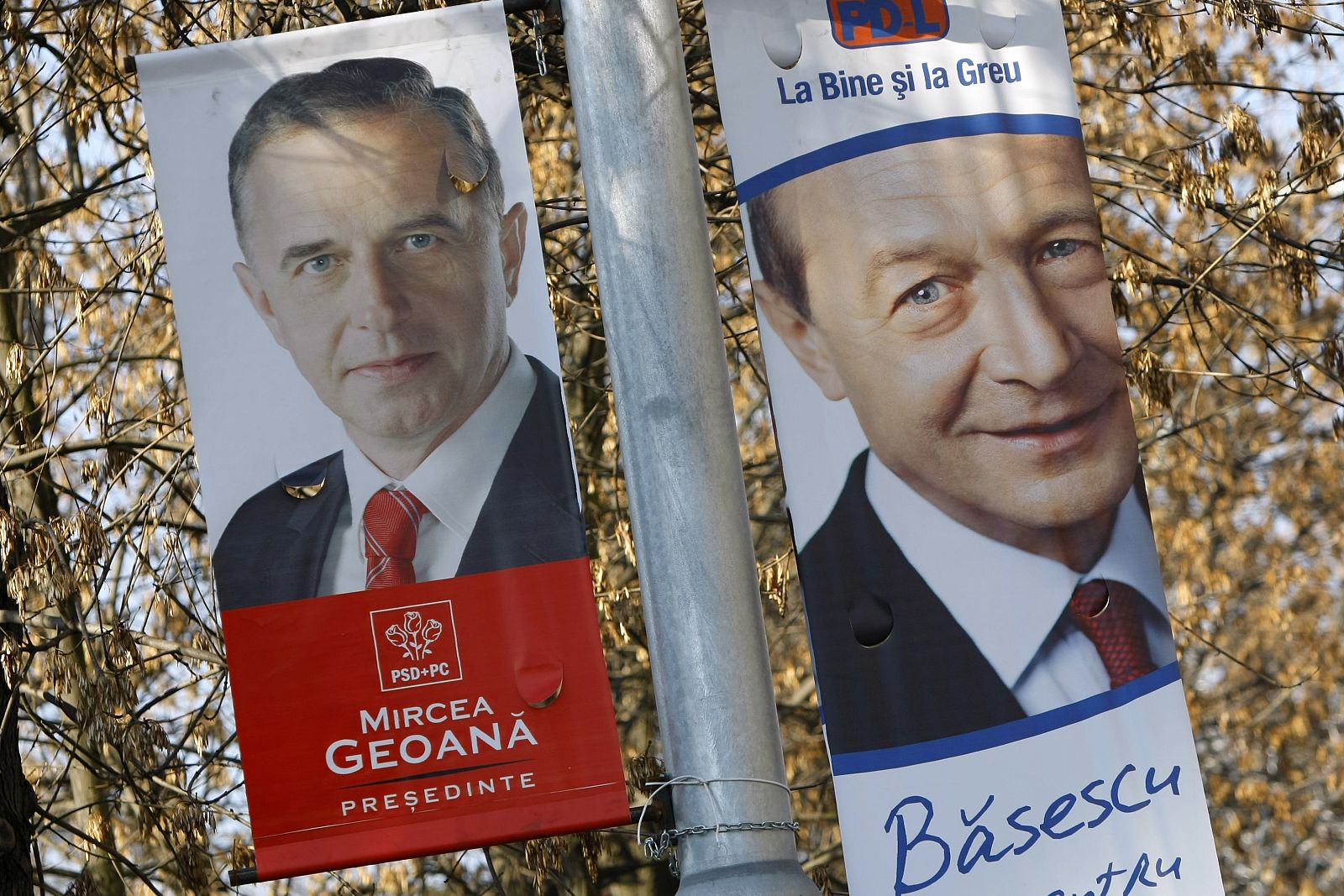 Pósters electorales de los dos candidatos a la Presidencia rumana que concurren a la segunda vuelta electoral