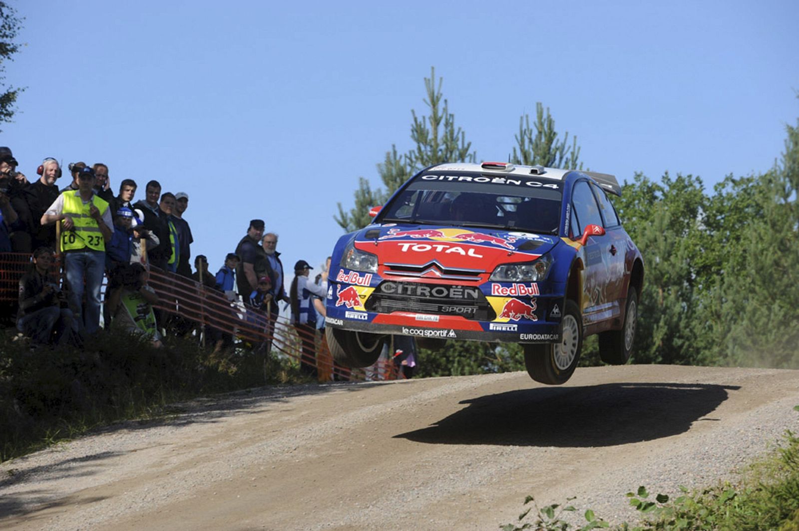 El Citroën C4 WRC durante la disputa de la primera etapa del Rally de Finlandia.
