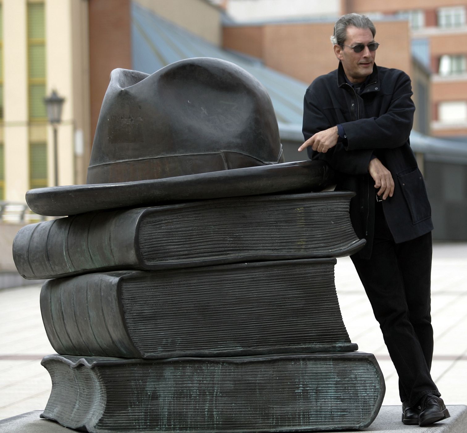 Paul Auster posa en Oviedo en 2006