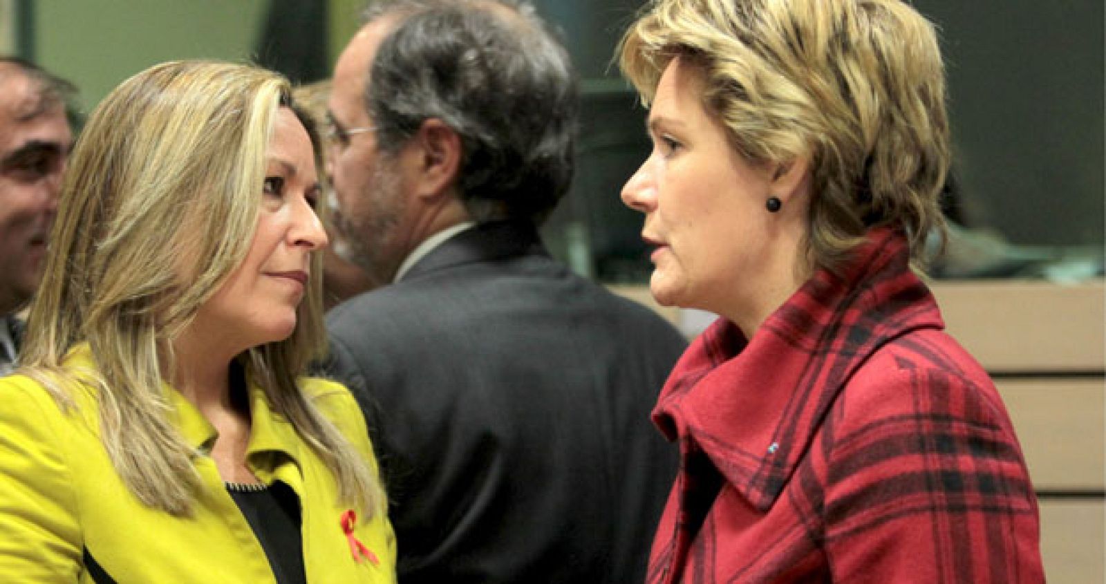 La ministra española de Sanidad, Trinidad Jiménez,conversa con su homóloga sueca, Maria Larsson.