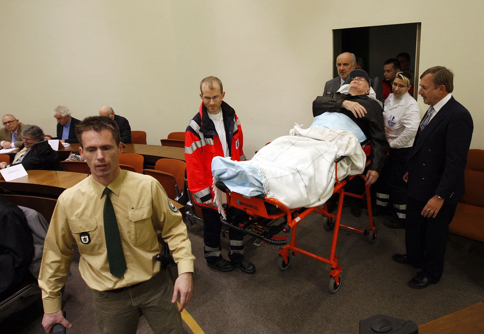 Dejamjuk llega al tribunal de Munich que le juzga por la muerte de 27.900 judíos en un campo de exterminio nazi