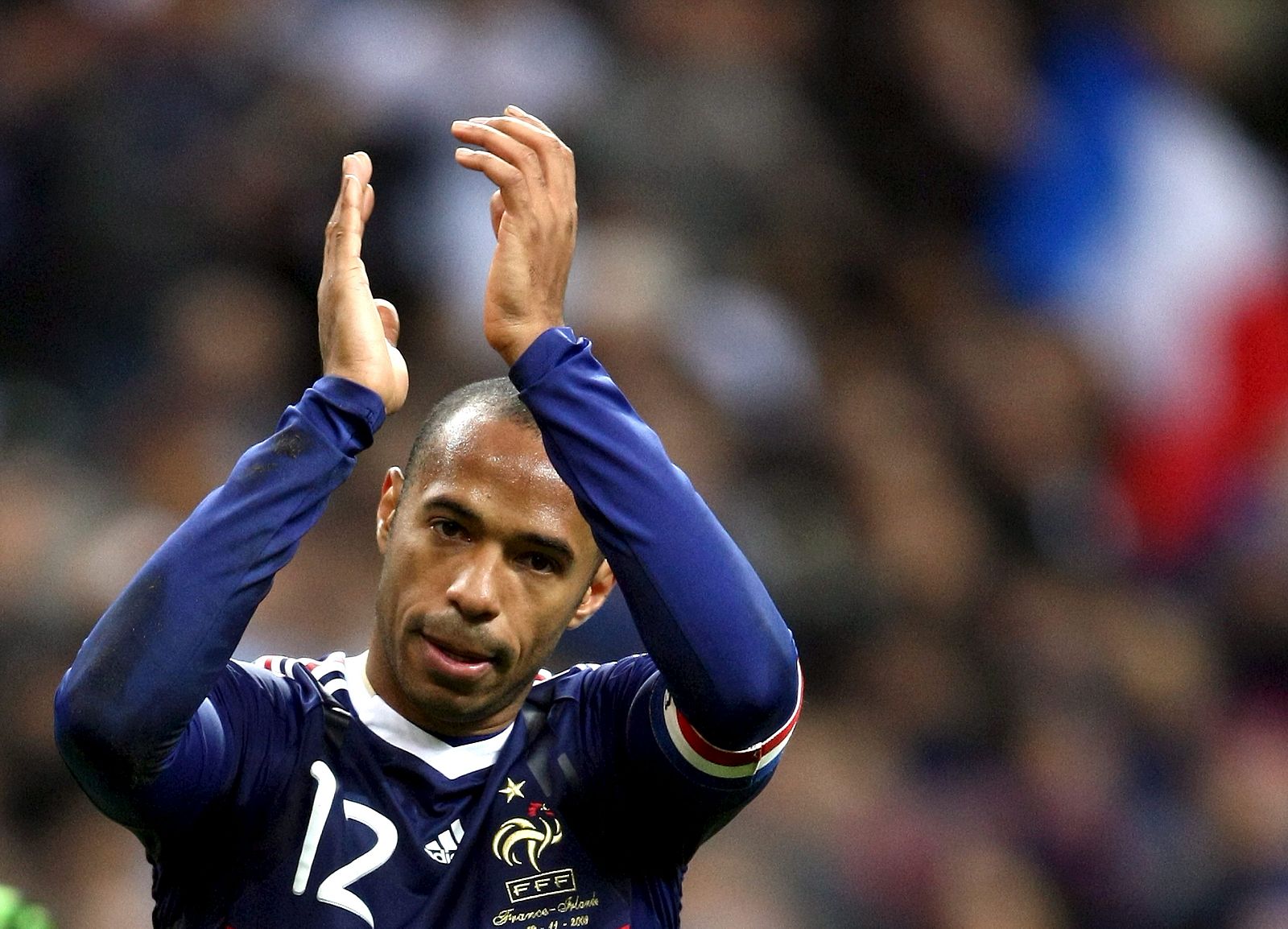 Thierry Henry aplaude al final del partido que la selección de Francia jugó frente a Irlanda
