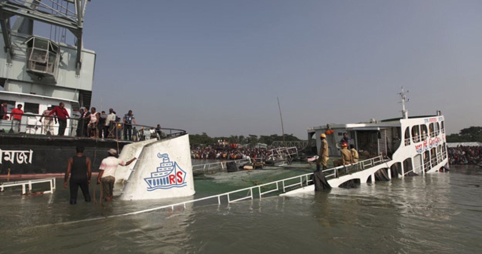 Al menos 35 muertos al volcar un ferry en Bangladesh