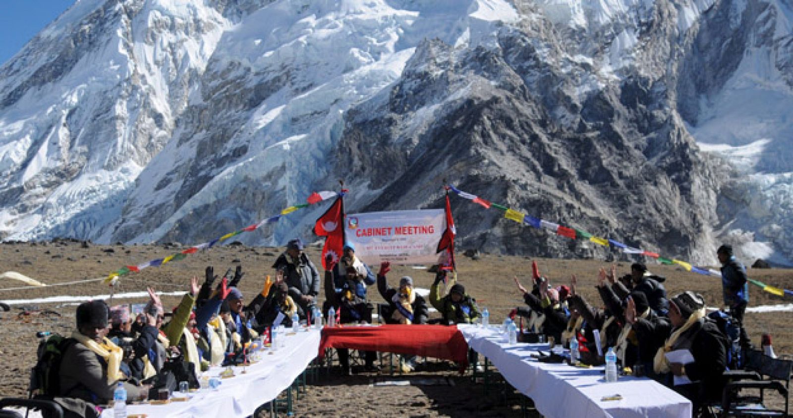 GOBIERNO NEPALÍ SE REÚNE EN EL EVEREST PARA ALERTAR SOBRE EL CAMBIO CLIMÁTICO