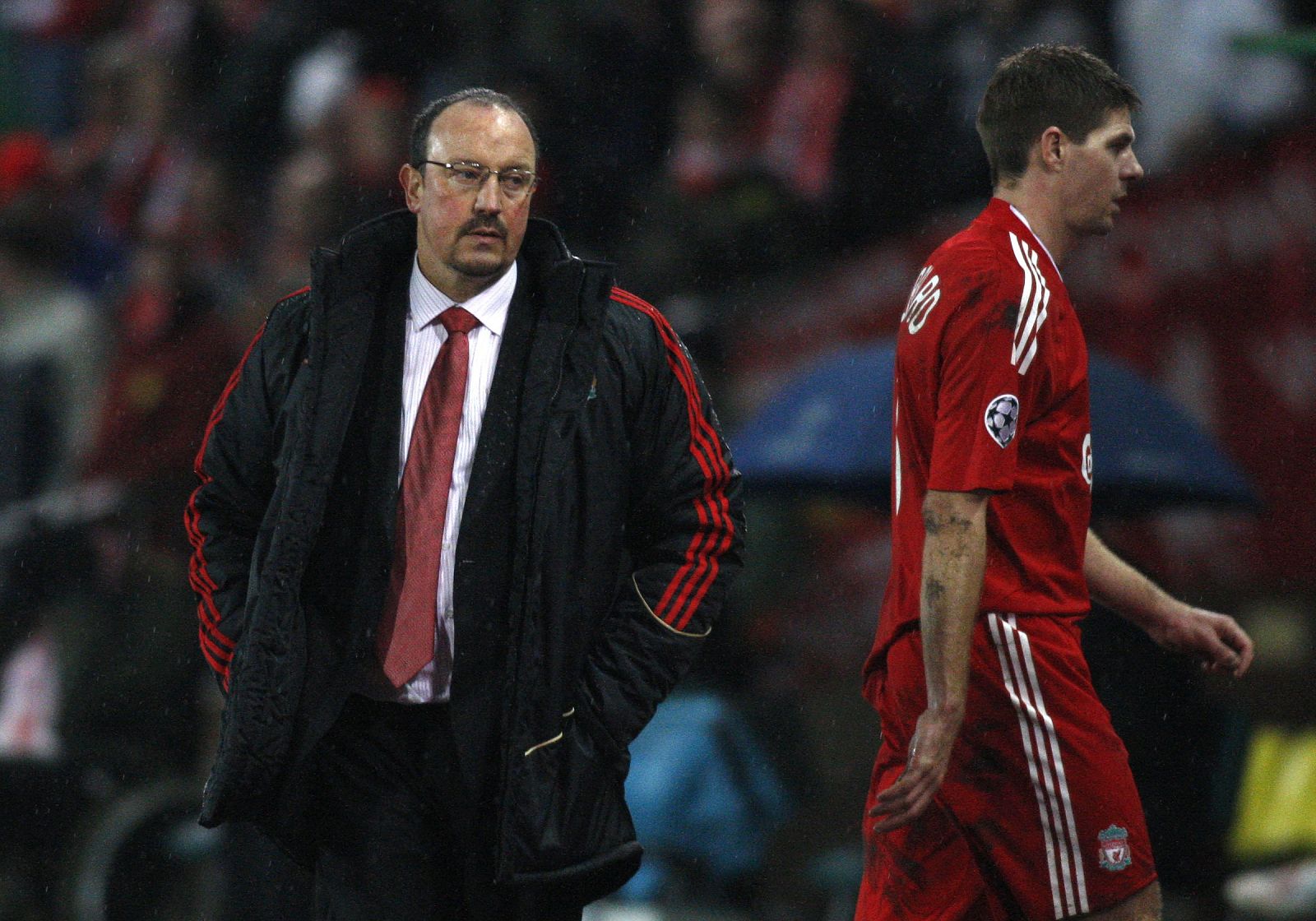 Rafa Benítez mira a Steve Gerrard durante un partido de Champions esta temporada.