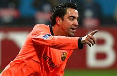El Barça remonta con oficio y termina líder