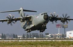 El avión militar de transporte Airbus 400M completa con éxito su primer vuelo