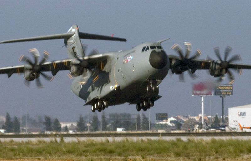 El avión militar de transporte Airbus 400M completa con éxito su primer vuelo