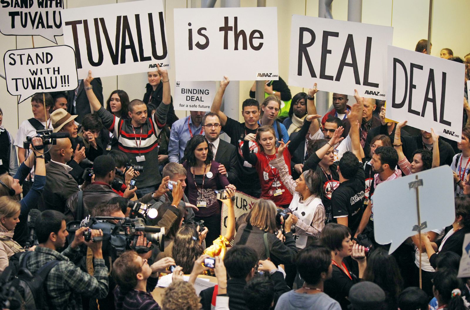 Un grupo de manifestantes en apoyo de la causa de la isla pacífica de Tuvalu en la Cumbre de Copenhague