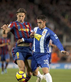 El Barça gana un derbi gris con un polémico penalti