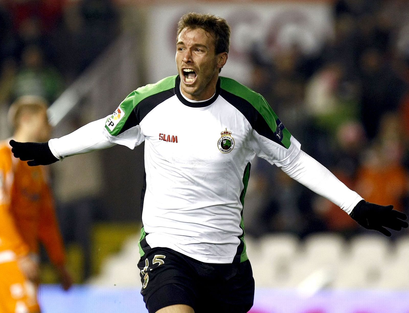 El delantero del Rácing de Santander, Francisco Jiménez " Xisco", tras marcar el gol decisivo ante el Xerez