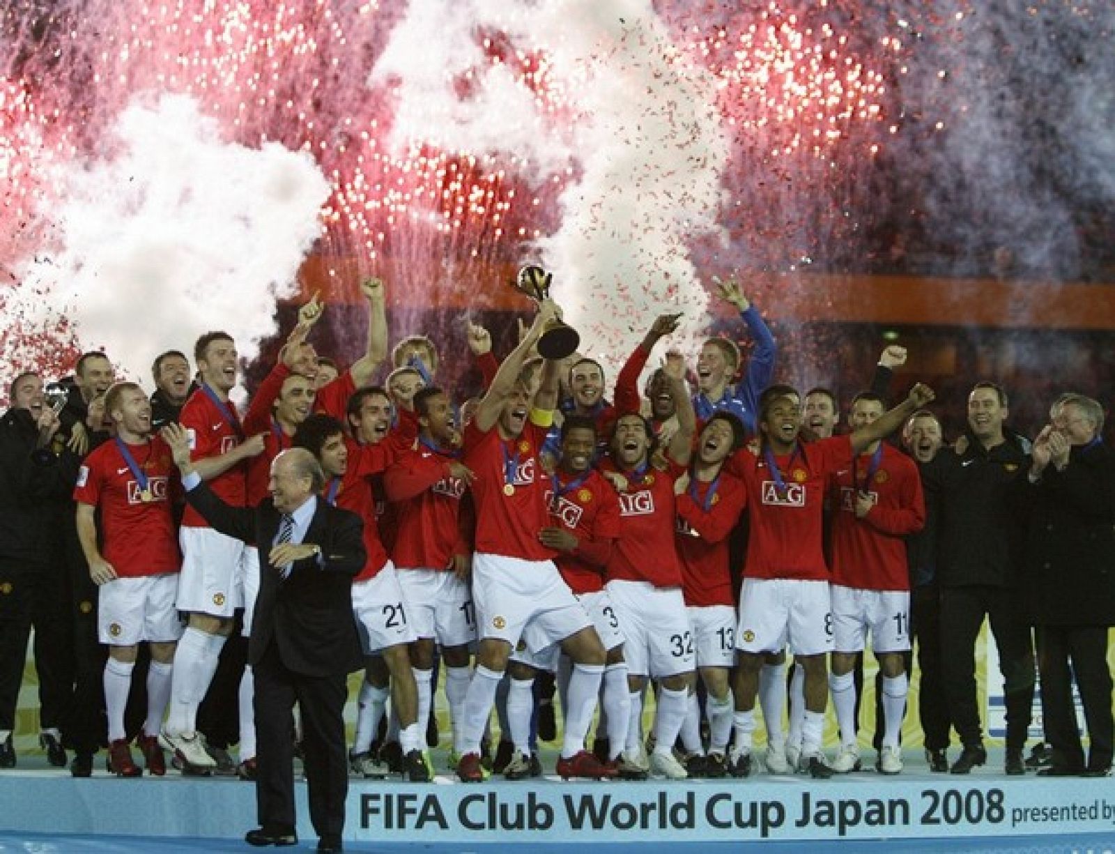 Britain's Manchester United players celebrate their win at the FIFA Club World Cup in Yokohama, south of Tokyo