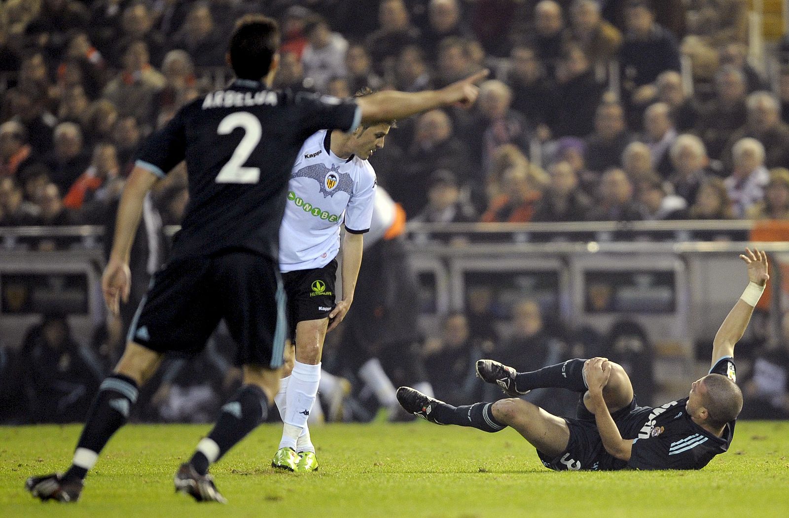 Pepe (d), pide asistencia médica tras un encontronazo con el delantero del Valencia David Villa
