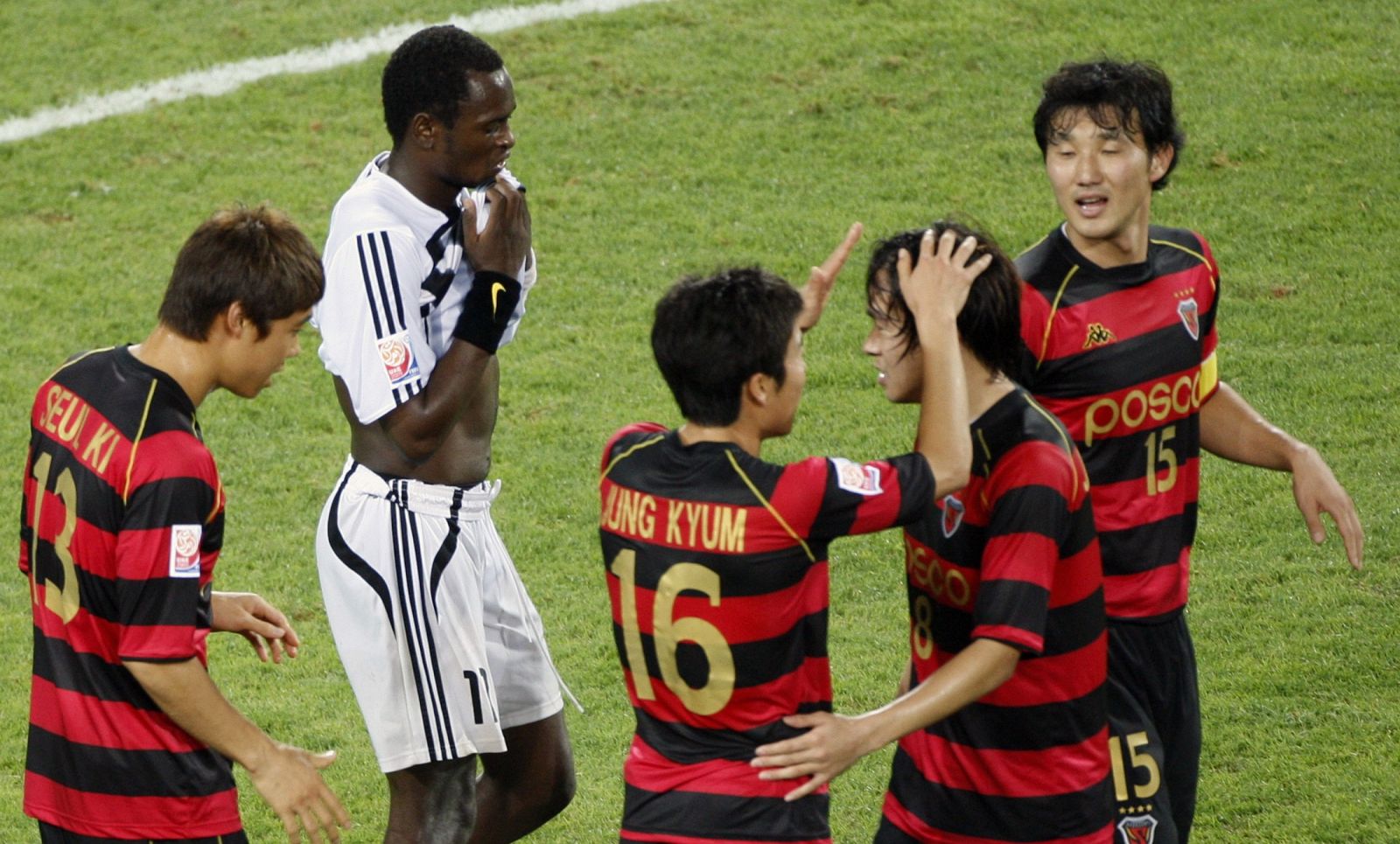 Los jugadores del Pohang Steelers celebran el pase a semifinales