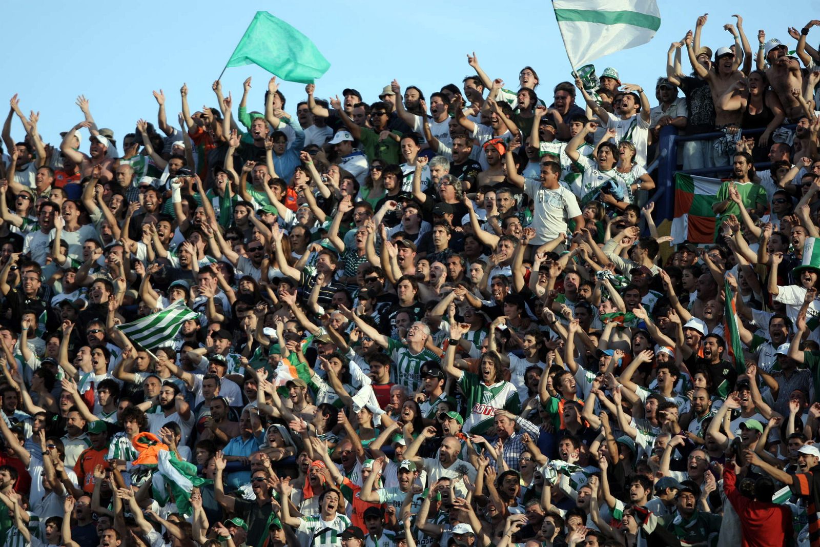 Hinchas argentinos de Banfield celebran el campeonato del Torneo Apertura