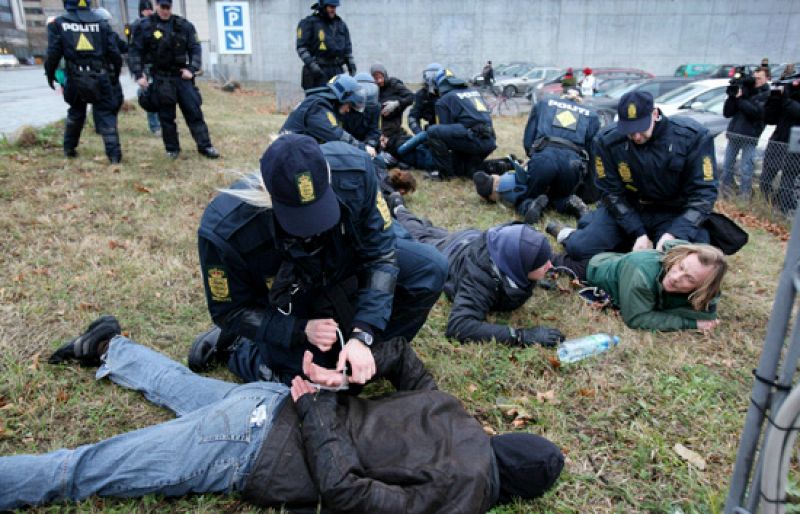 La Policía detiene a 230 activistas que intentaban tomar la Cumbre de Copenhague 