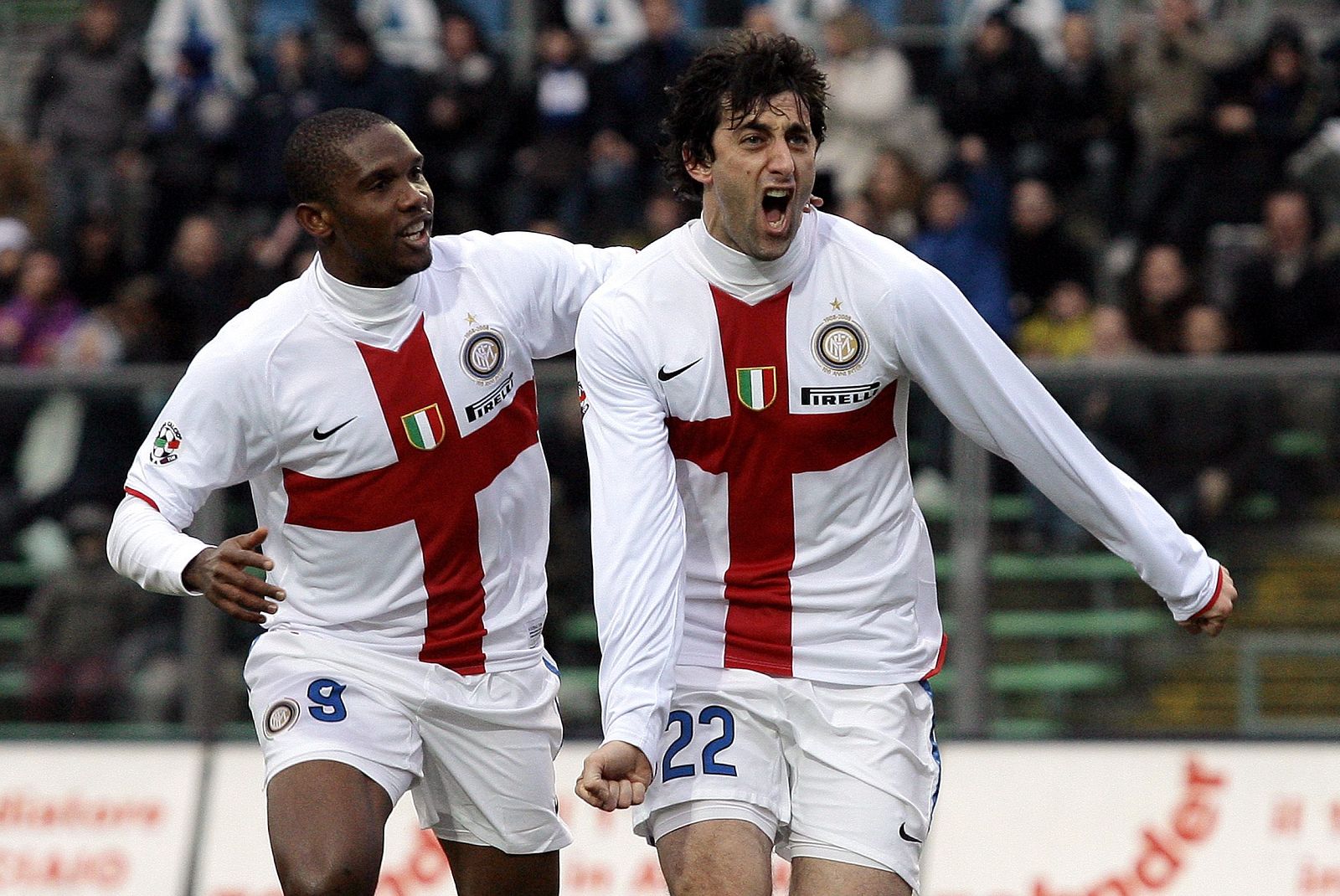 Milito y Eto'o celebran un tanto del Inter