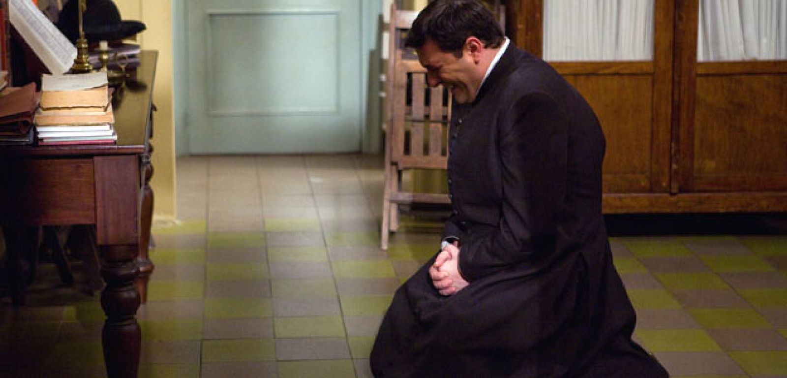 El padre Gaitán llora la muerte de Miguel